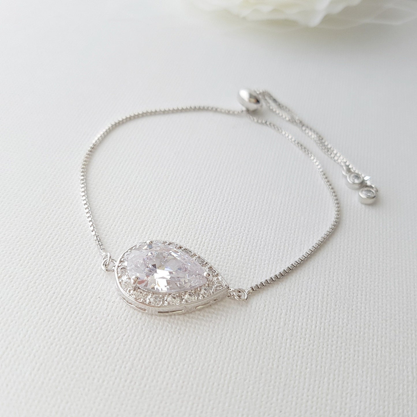 Pulsera sencilla de plata para dama de honor con circonitas cúbicas- Evelyn