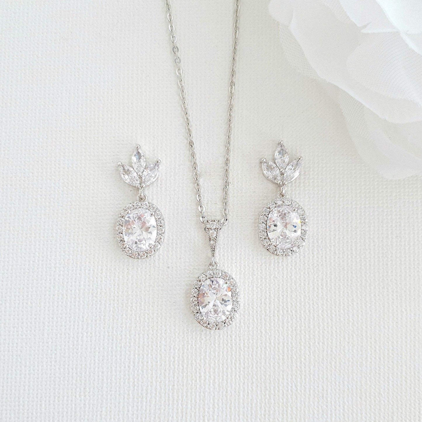 Ensemble de bijoux de demoiselle d'honneur avec petites boucles d'oreilles et collier - Emily