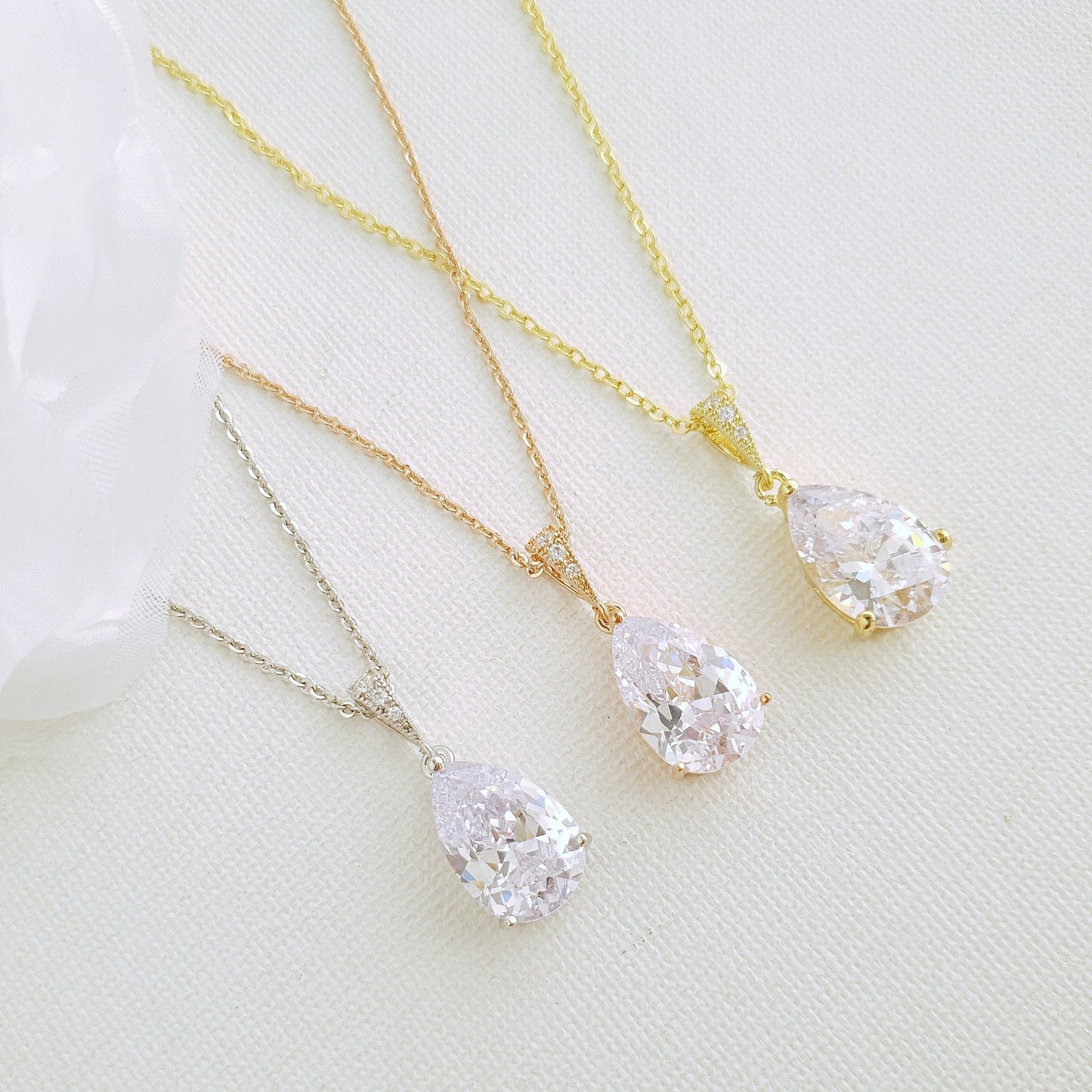 Juego de aretes y collar con circonitas cúbicas transparentes en oro rosa-Clara