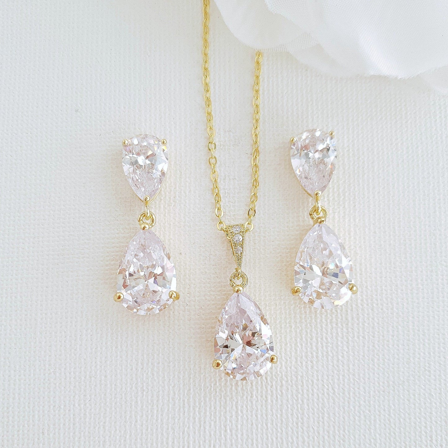 Juego de aretes y collar con circonitas cúbicas transparentes en oro rosa-Clara
