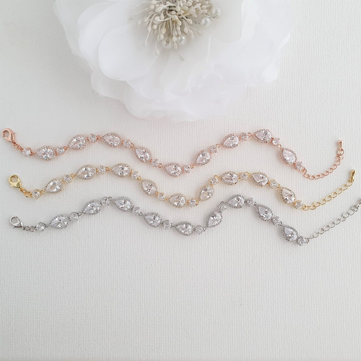Pulsera de oro rosa con circonitas cúbicas en forma de pera-Luna