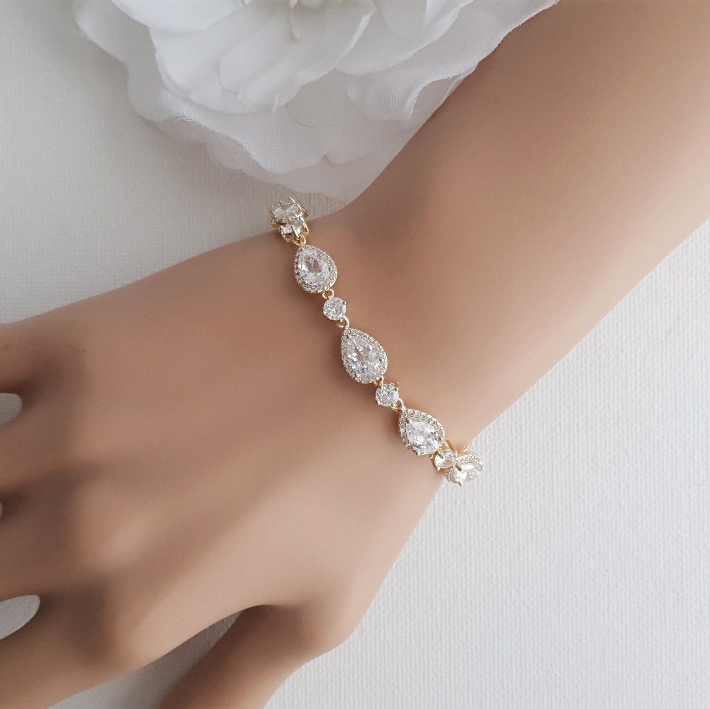 Pulsera de oro rosa con circonitas cúbicas en forma de pera-Luna