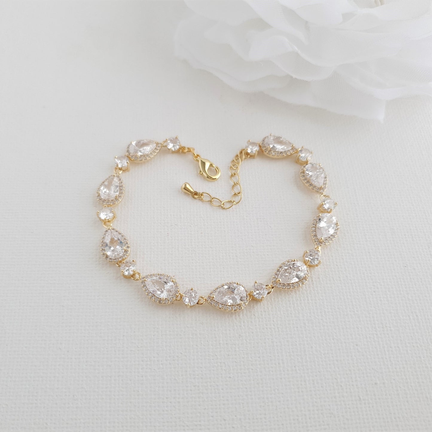 Pulsera de oro rosa con circonitas cúbicas en forma de pera-Luna
