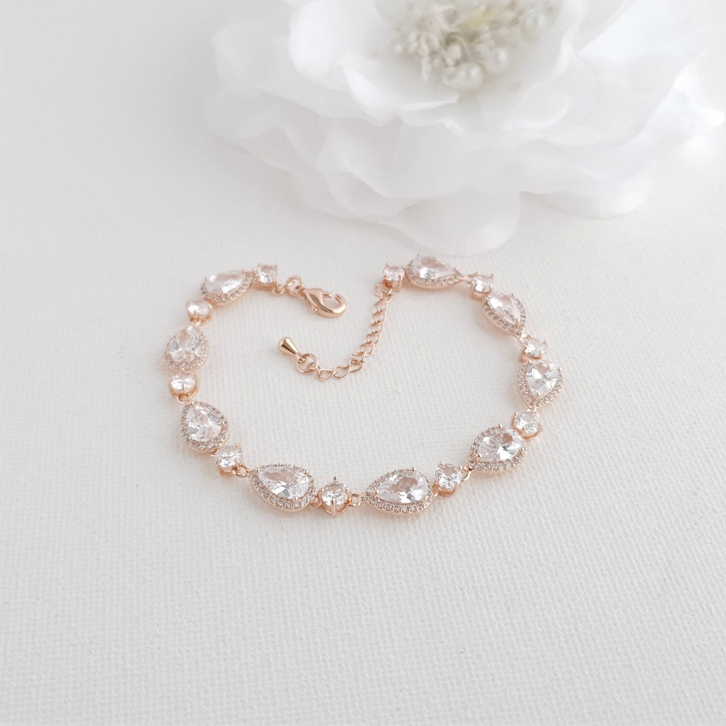 Pulsera de oro rosa con circonitas cúbicas en forma de pera-Luna