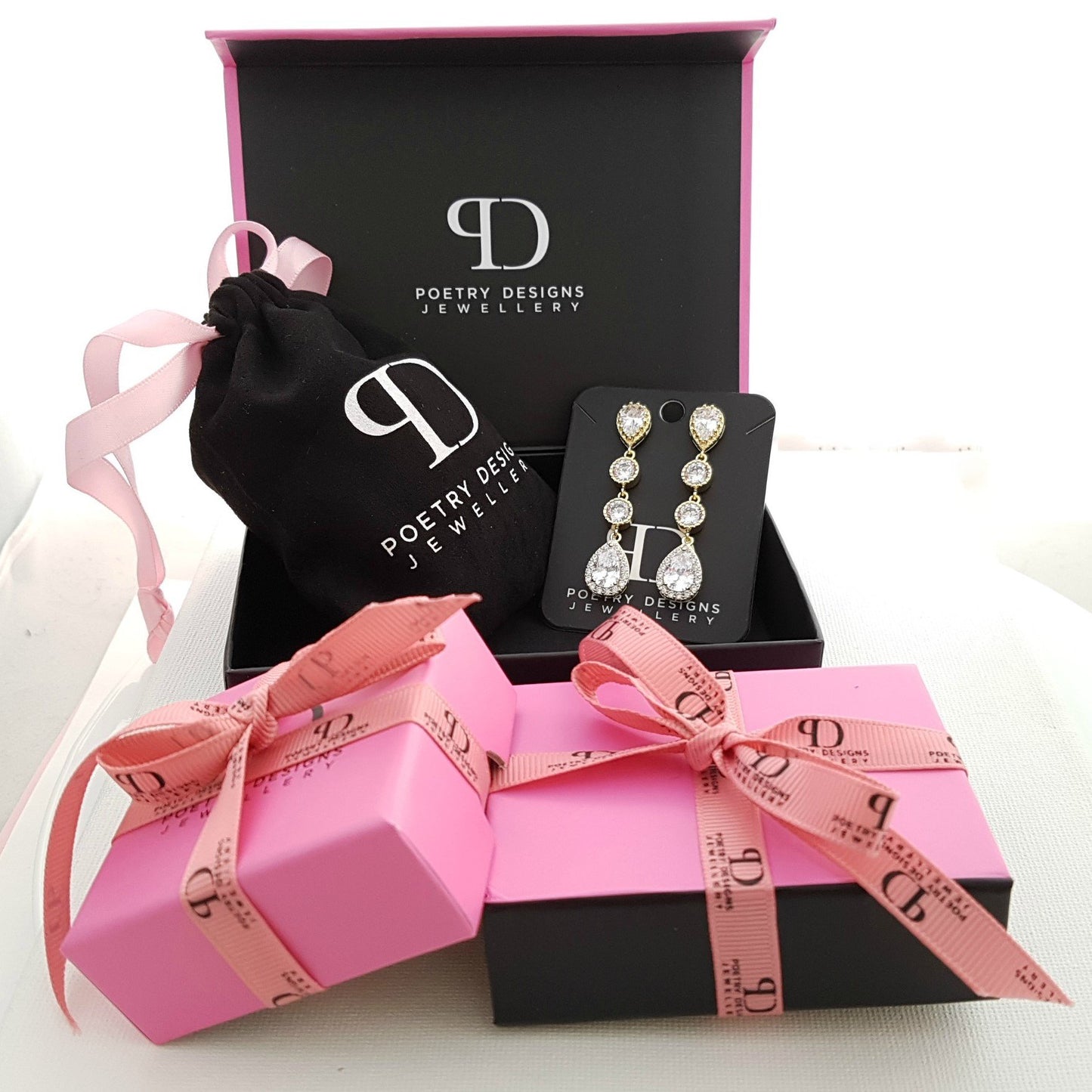 Boucles d'oreilles pendantes en or et perles pour mariages-Rosa