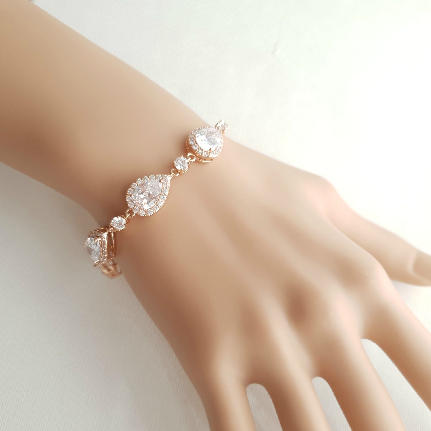  Pulseras y brazaletes con forma de V de cristal CZ de