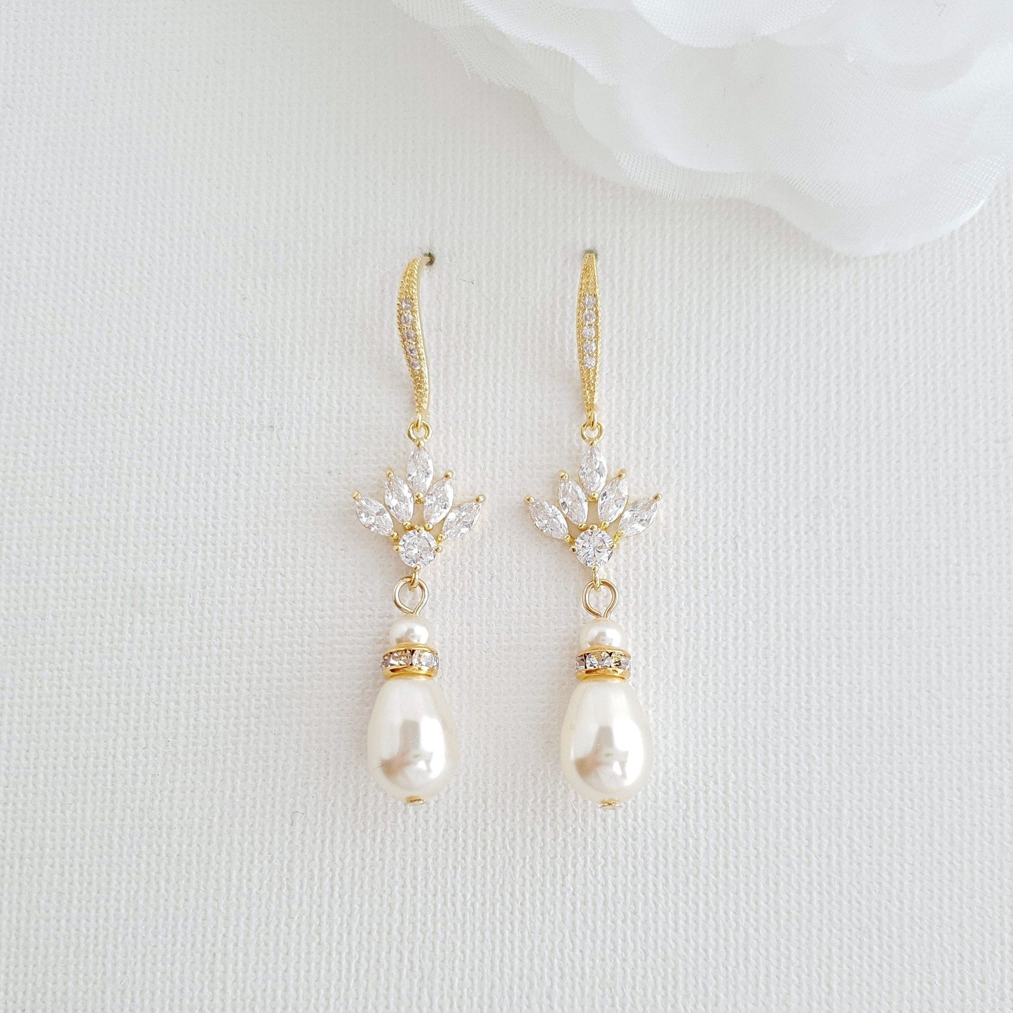 Boucles d'oreilles pendantes en or et perles pour mariages-Rosa