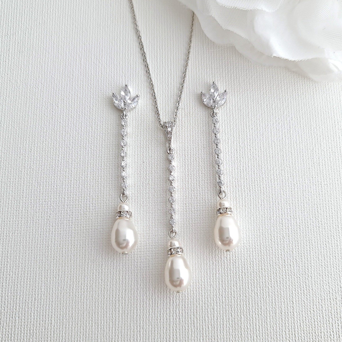 Ensemble collier et boucles d'oreilles longues en perles - Jodi