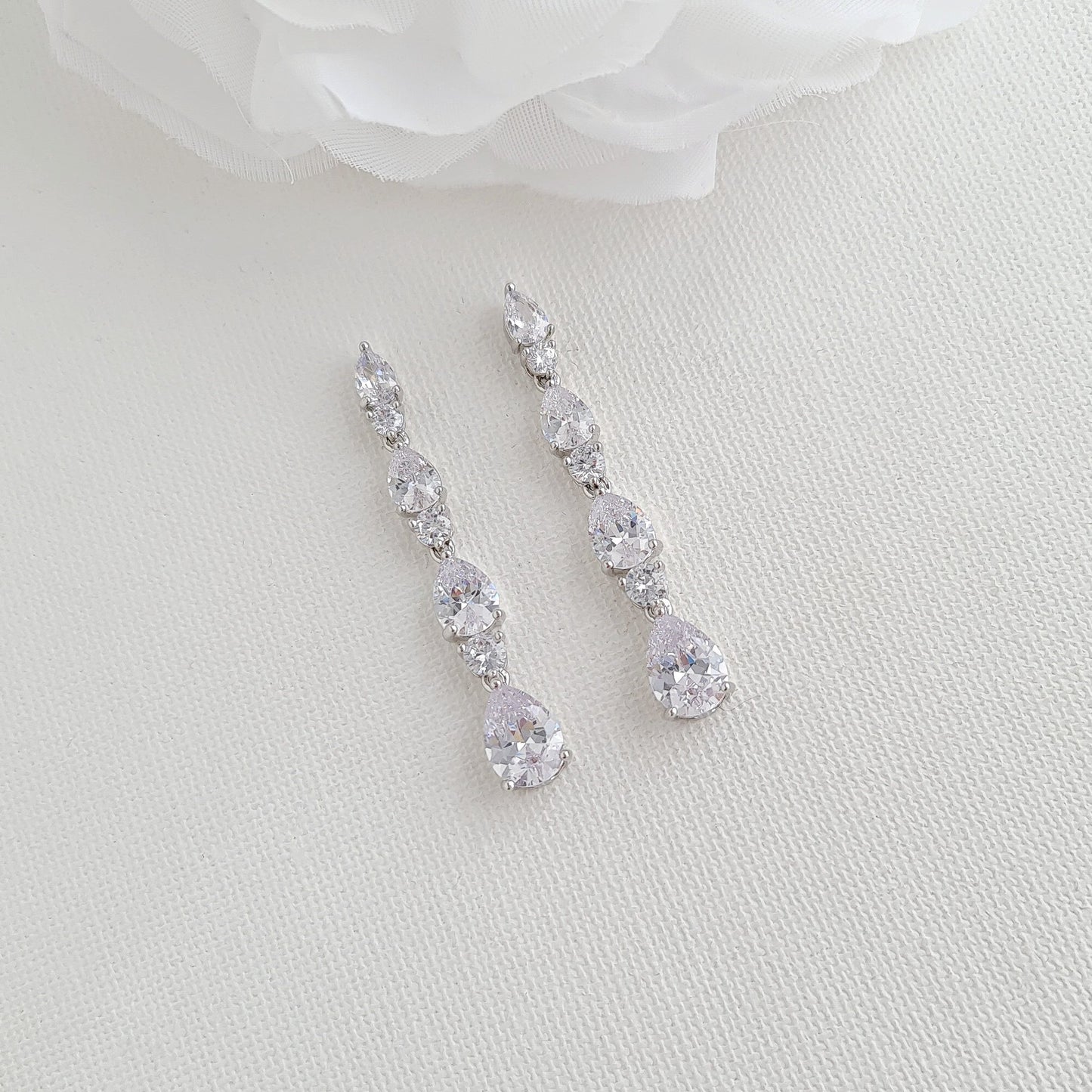 Aretes colgantes de novia pequeños con cristal en forma de pera en plata-avellana