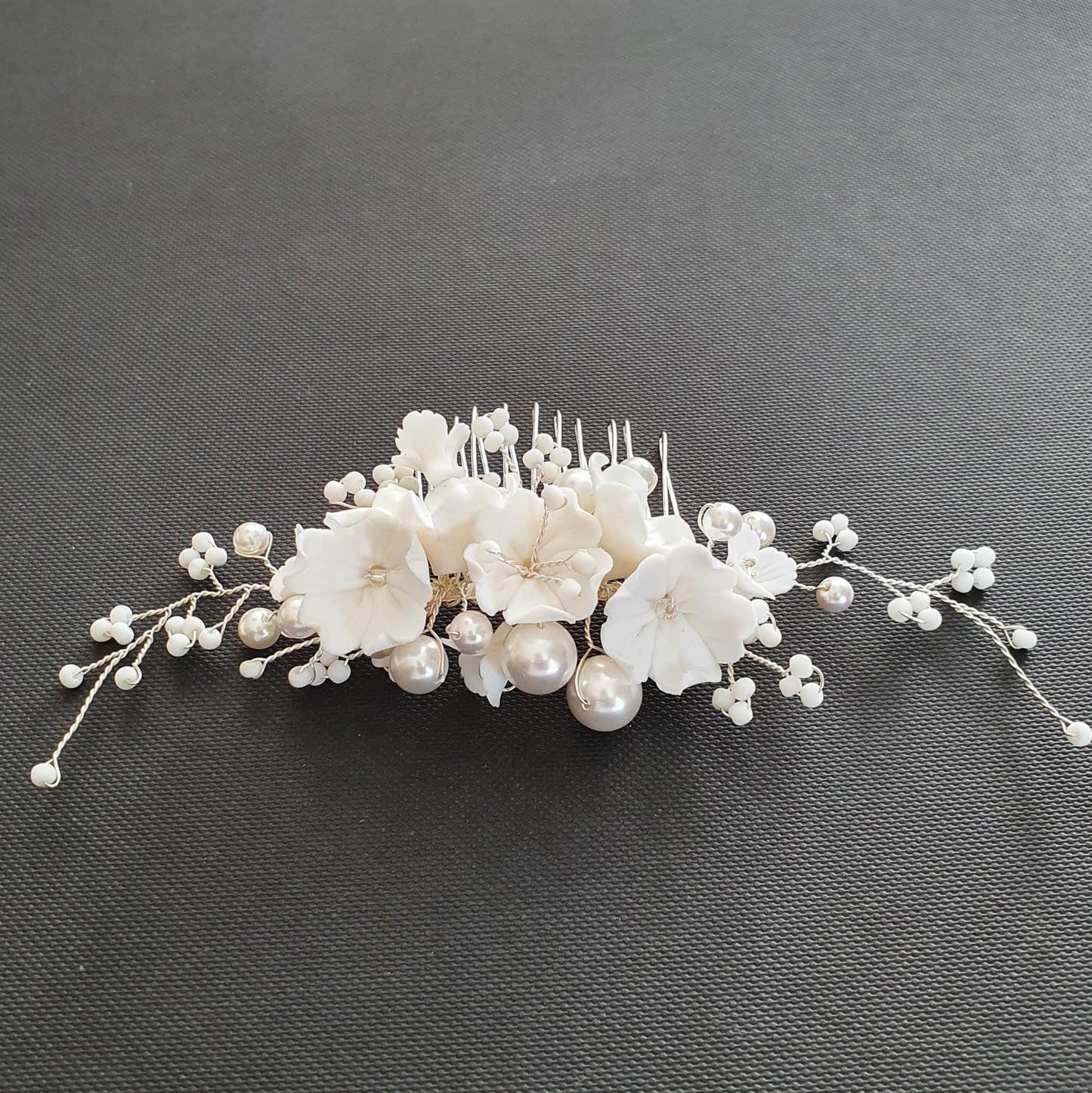 Peineta de novia con perlas y flores blancas-Daphne