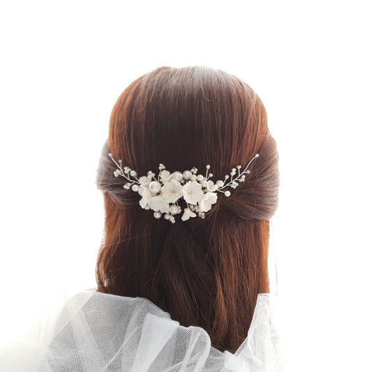 Peigne à cheveux de mariée en perles avec fleurs blanches-Daphné