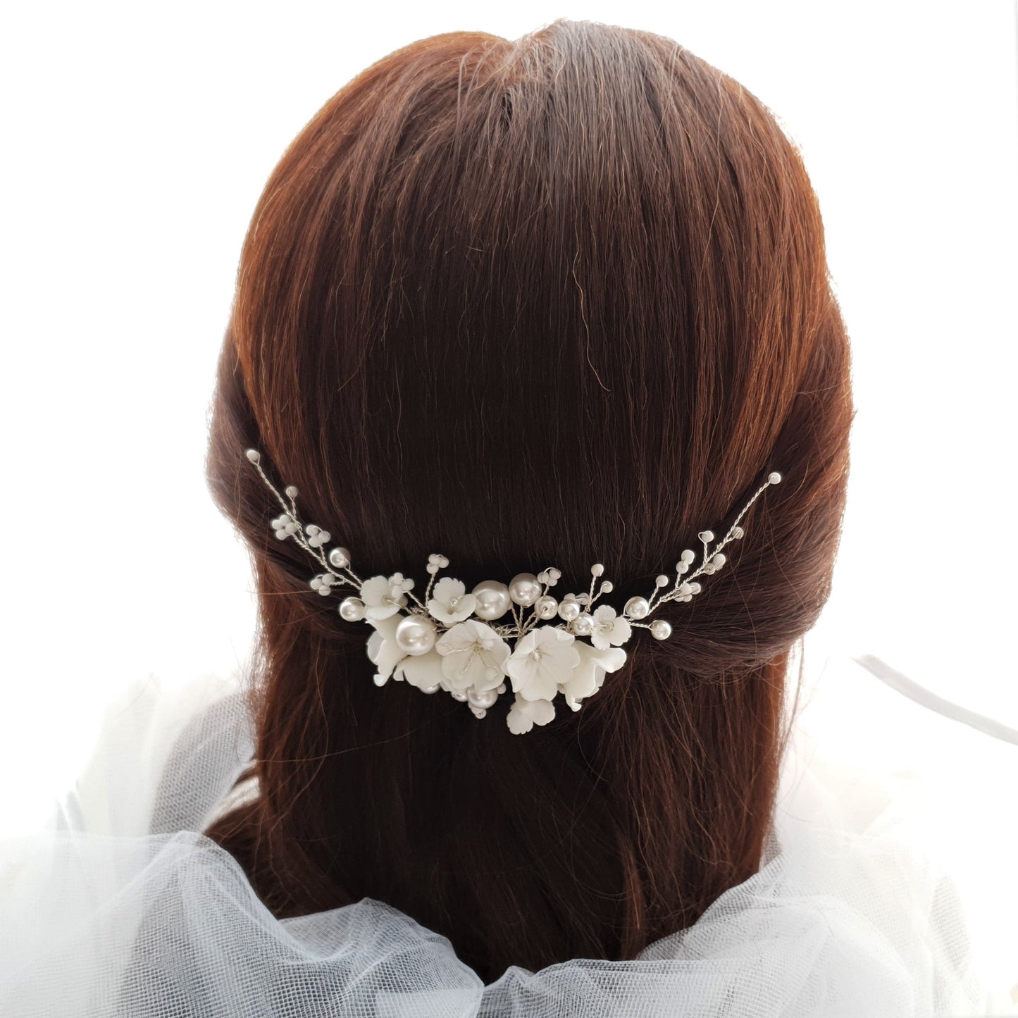 Peineta de novia con perlas y flores blancas-Daphne