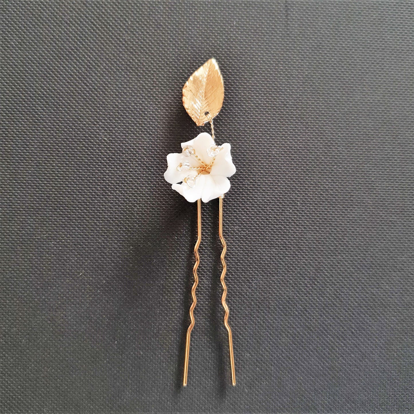 Horquillas de boda doradas con flores blancas-Magnolia